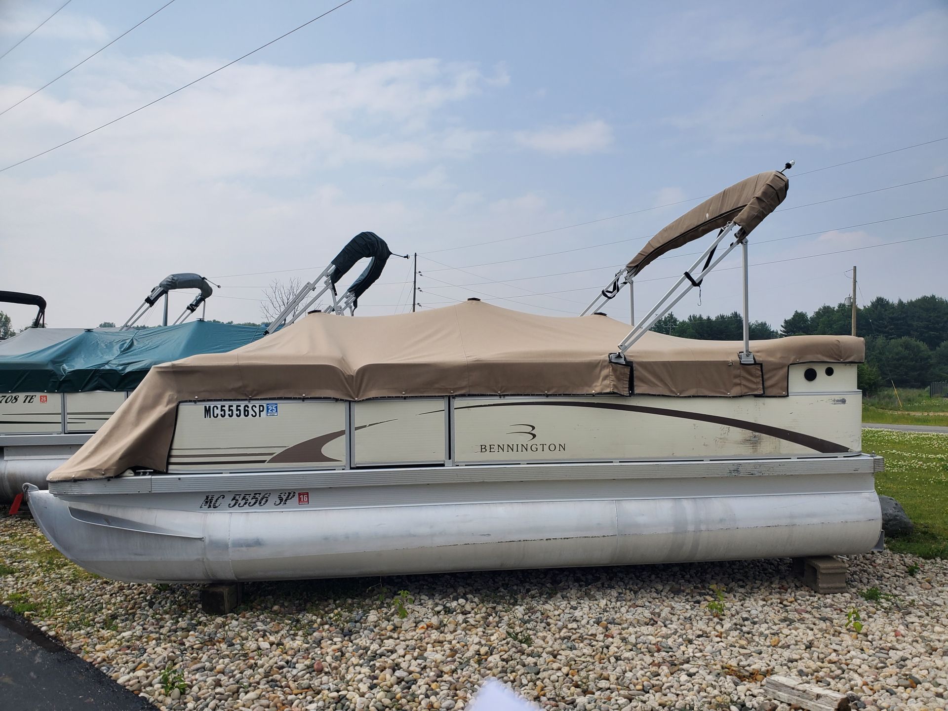 Should You Buy a Speed Boat or a Pontoon?